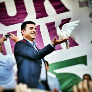 SELAHATTİN DEMİRTAŞ: “KÜRTLERİN ÇOĞUNUN YÖNÜ DE YÜZÜ DE TÜRKİYE’YE DÖNÜKTÜR”