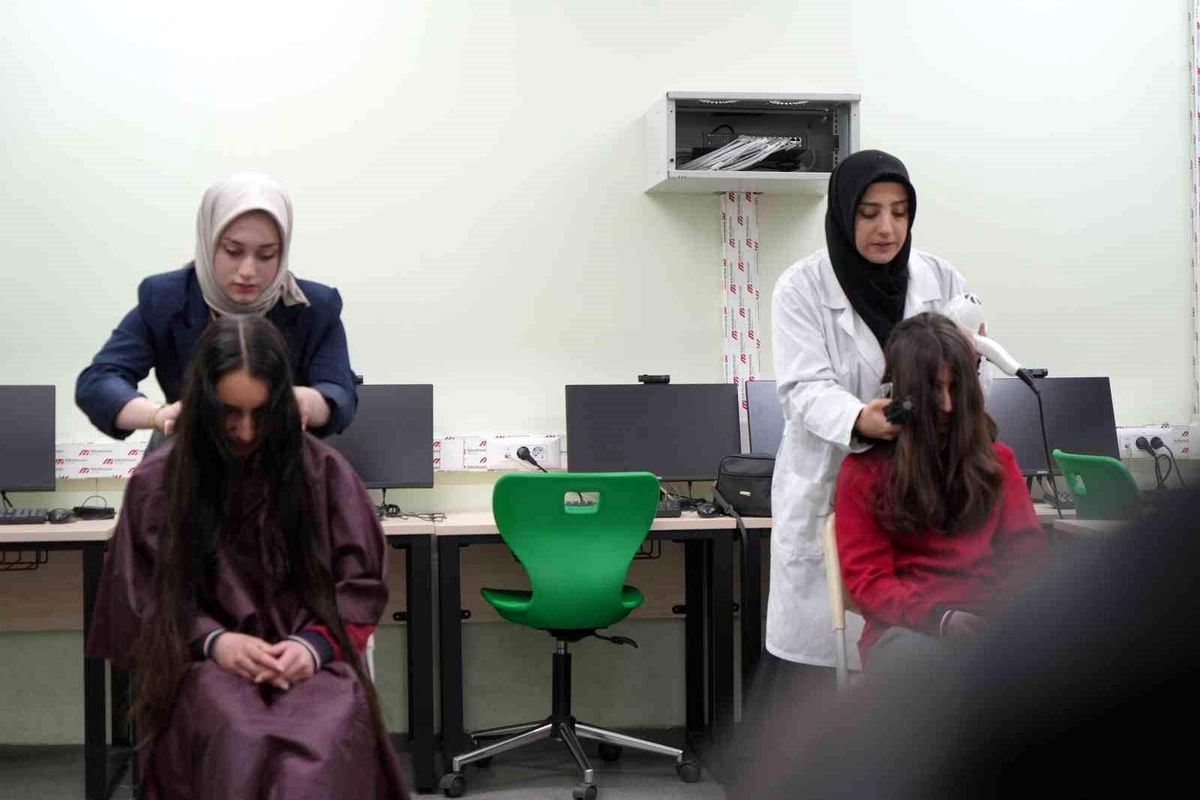 Bayburt’ta meslek öğrenen eller küçük öğrenciler için makas tuttu