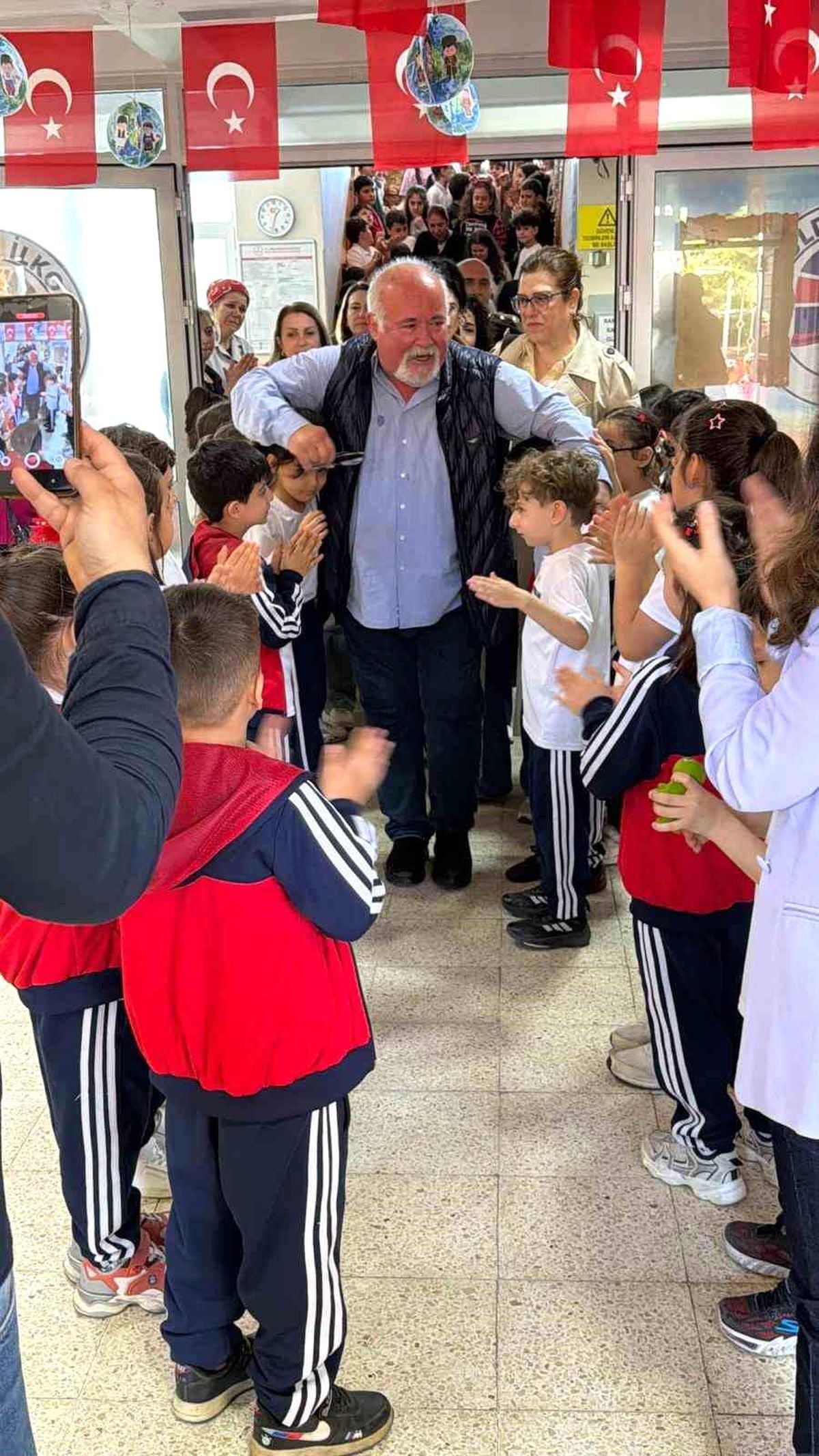Emekliye ayrılan 43 yıllık öğretmen gözyaşlarıyla veda etti